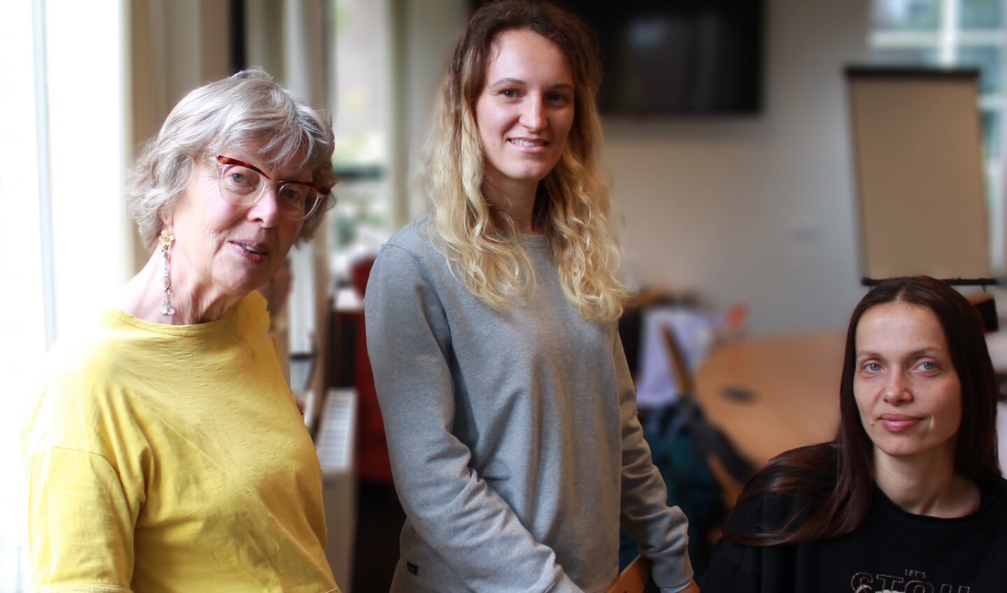 Atty Nienhuis zet zich in voor de Oekraïners Olga en Anastasia (vlnr).