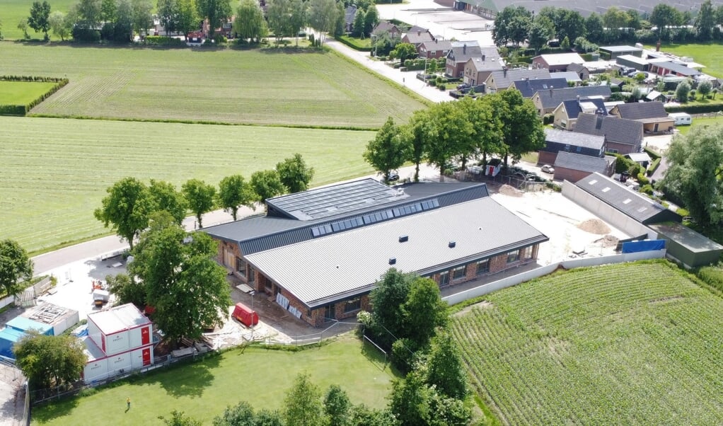 De nieuwe Ruitenbeekschool in Buurtschap Overwoud nadert voltooiing.