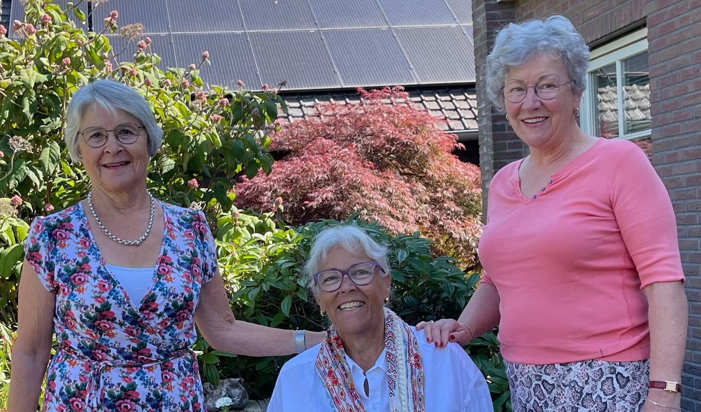 Inner Wheel Nijkerk doneert een cheque van 1500 euro aan het onderzoeksfonds van het Radboudumc
‘Hart voor Vrouwen’. Van links naar rechts: Atie Posthumus-Bouwman (fundraisingscommissie), Dia
Weggemans (‘hartenvrouw’ van Inner Wheel Nijkerk) en Diny de Wit-Stockmann (co-presidente
Inner Wheel Nijkerk).