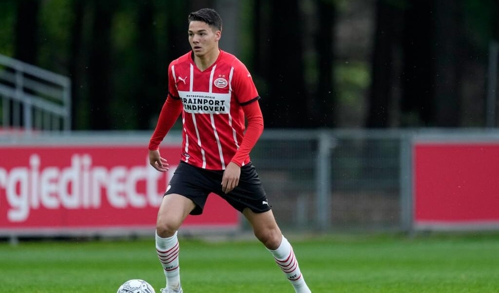 Jenson Seelt uit Ede in actie voor PSV.