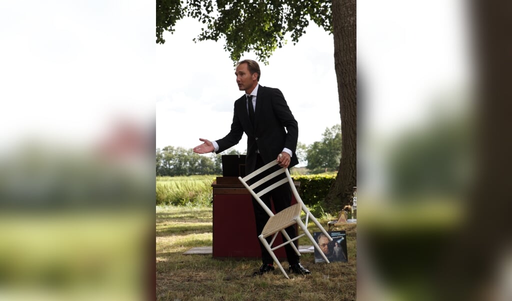 Bariton Willem de Vries opent de zomerreeks in de Pekingtuin.