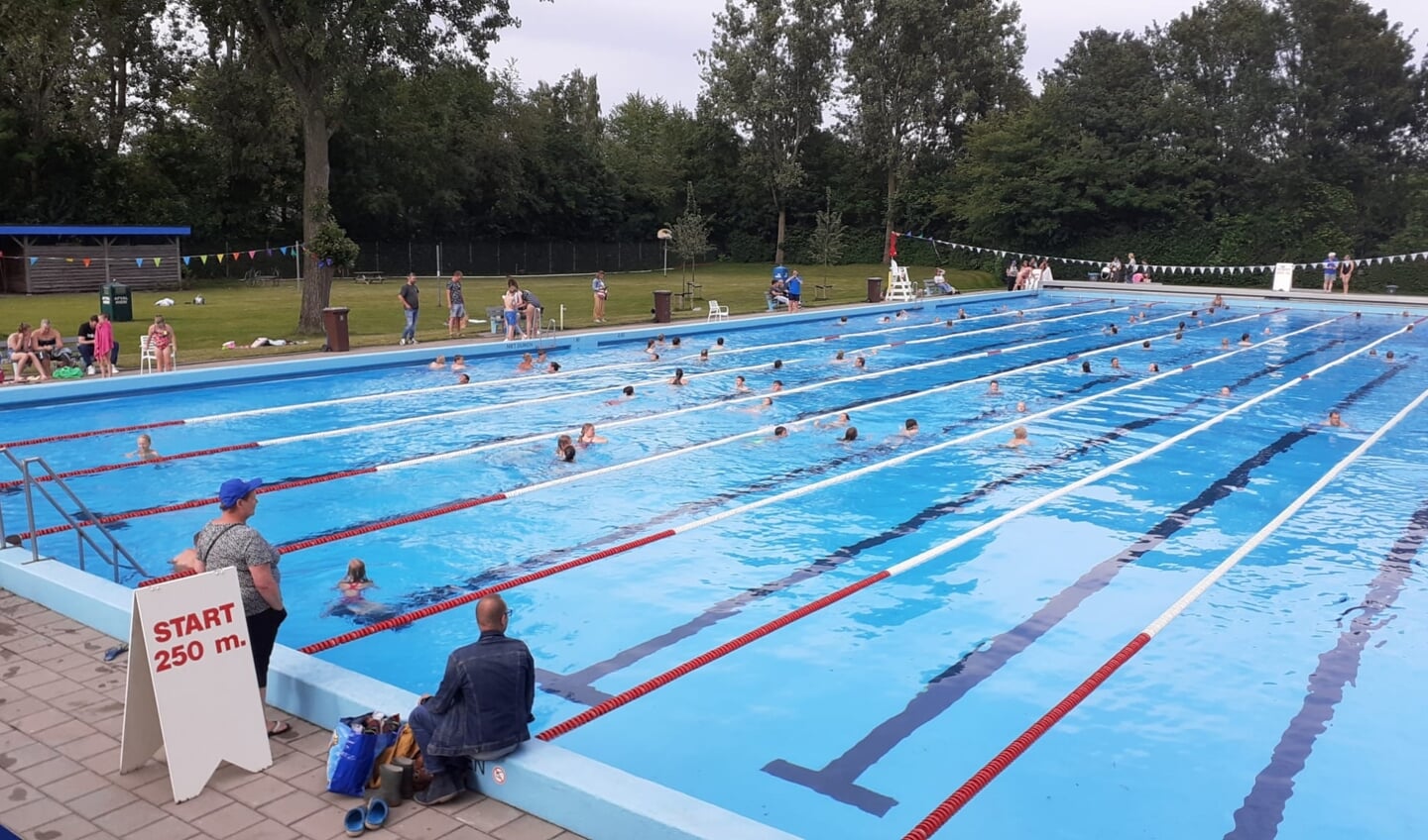 De 52e zwem4daagse is dinsdagavond van start gegaan in zwembad 't Willaer in Scherpenzeel 