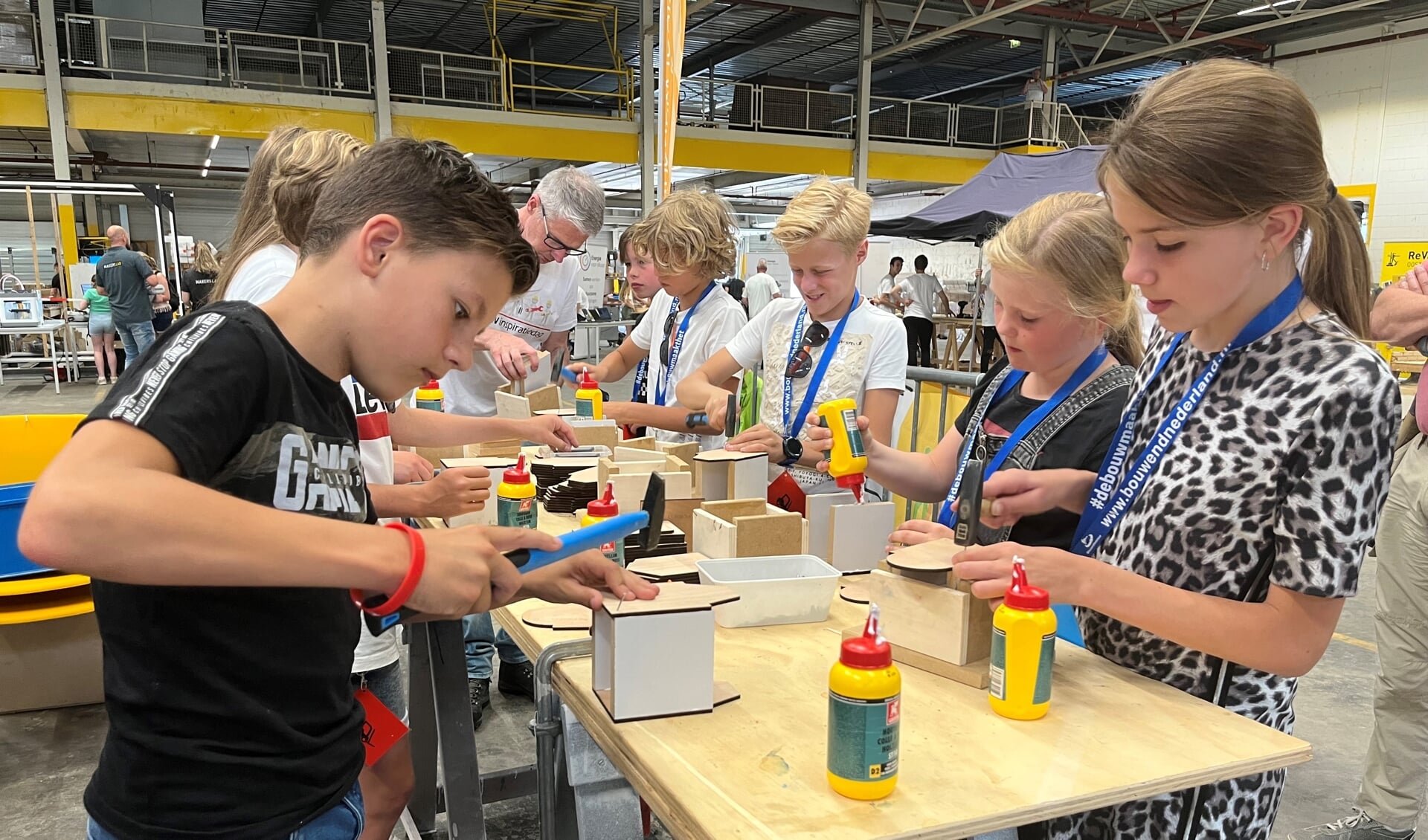 Kinderen bouwen aan werkstuk tijdens Bouw Inspiratiedag 2022