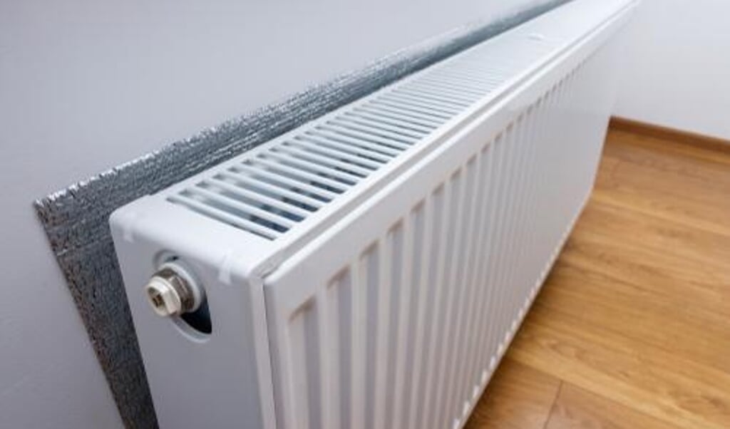Plaatsing van radiatorfolie is een van de tips om te besparen op de energiekosten.