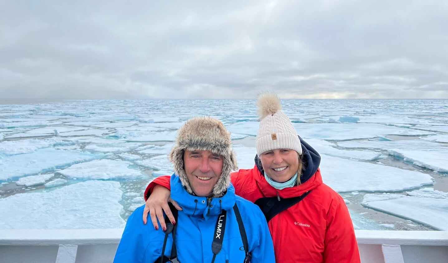 'Voor ons, Ellen van den Ham en Rene Verschoor, was het dit jaar een totaal andere zomervakantie. Zomer in Spitsbergen tussen de ijsschotsen, zeehonden, walvissen, walrussen, orka's en ijsberen. Wat een avontuur.'