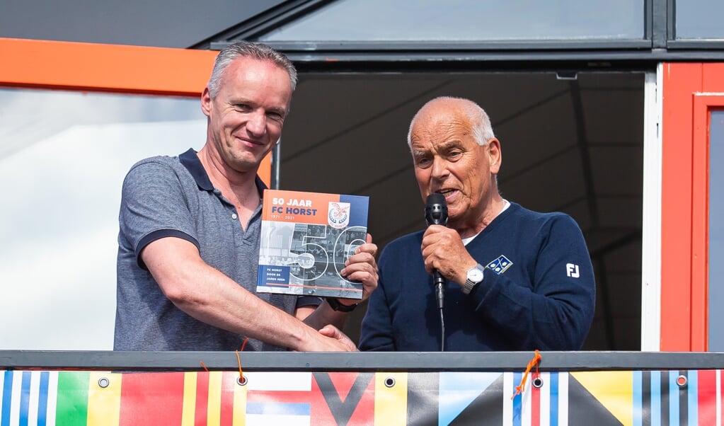 Evert ten Napel overhandigde het eerste exemplaar van het jubileumboek van FC Horst aan voorzitter Henk van den Bosch.