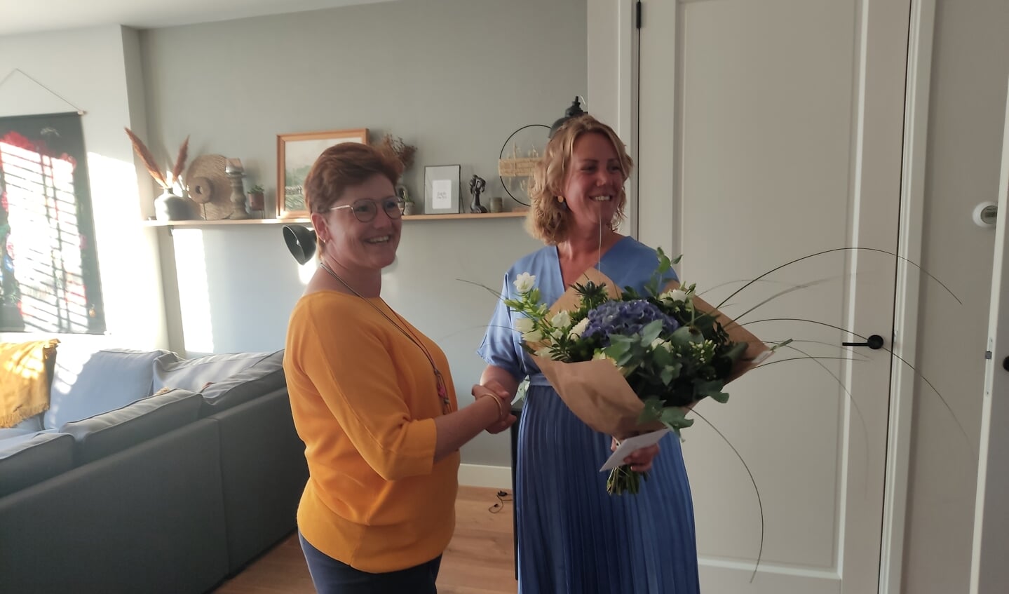 Joke van Houwelingen (l) neemt afscheid van Stichting Leerlingenvervoer Hardinxveld-Giessendam.