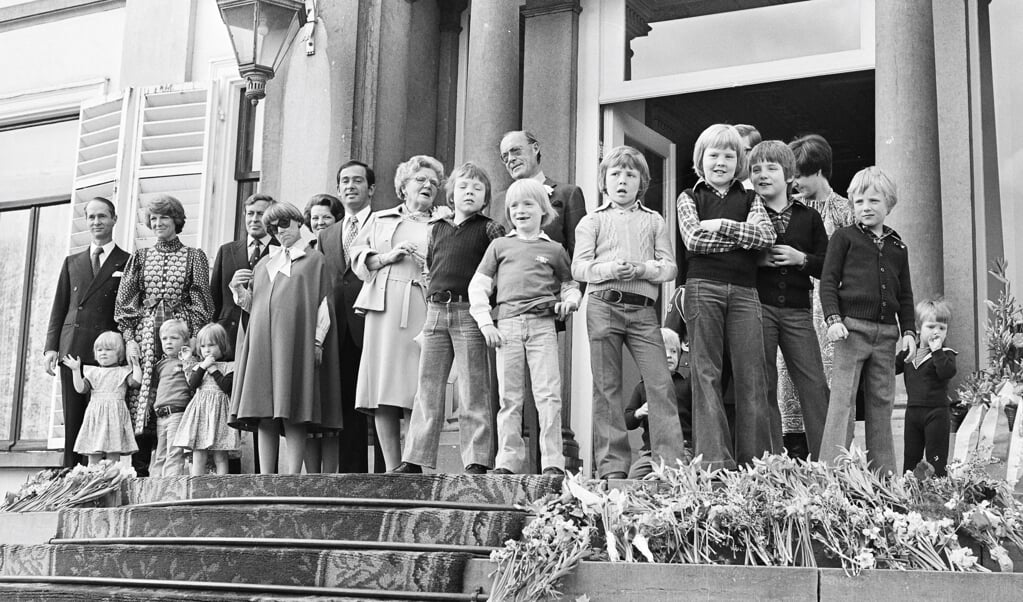 De koninklijke familie op het bordes in 1977. Vooraan met zijn armen over elkaar Koning Willem-Alexander. 