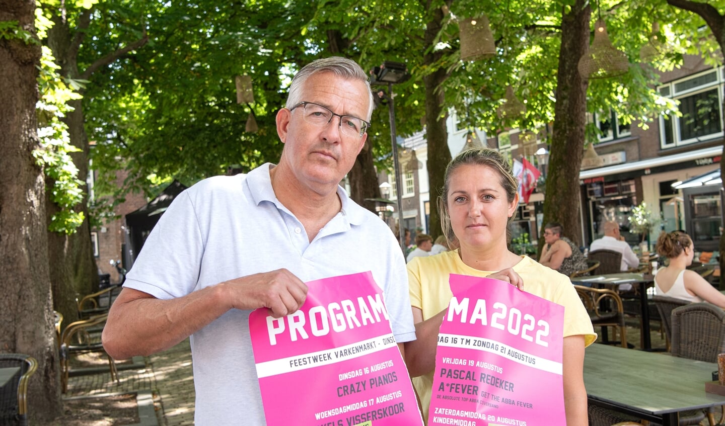 Marco Uijterlinde en Esther Bergman verscheuren de poster met het programma van de Feestweek Varkenmarkt