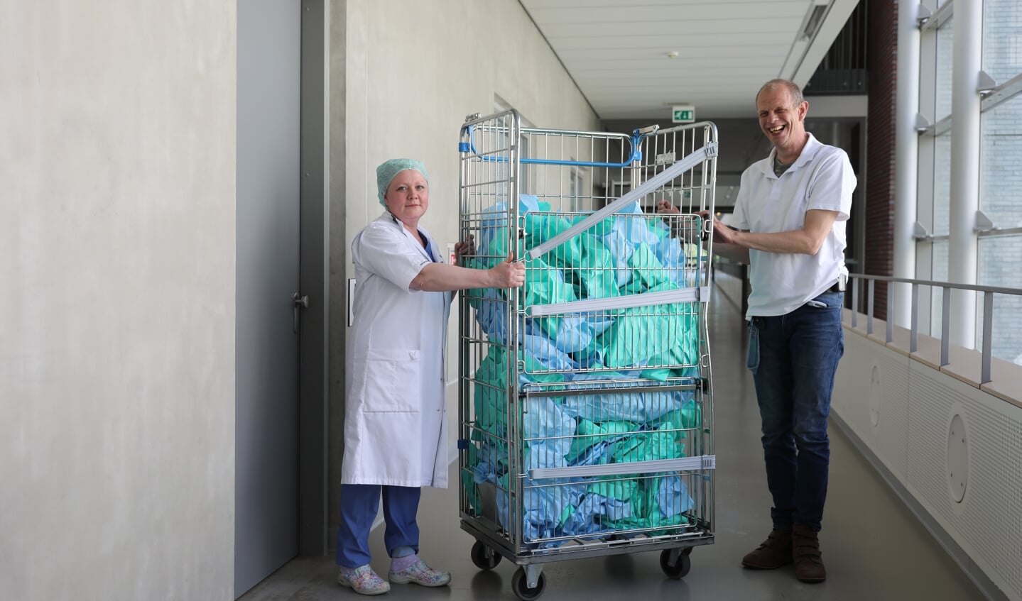 Een medewerker van Amerpoort haalt een kar met doeken op bij de OK.