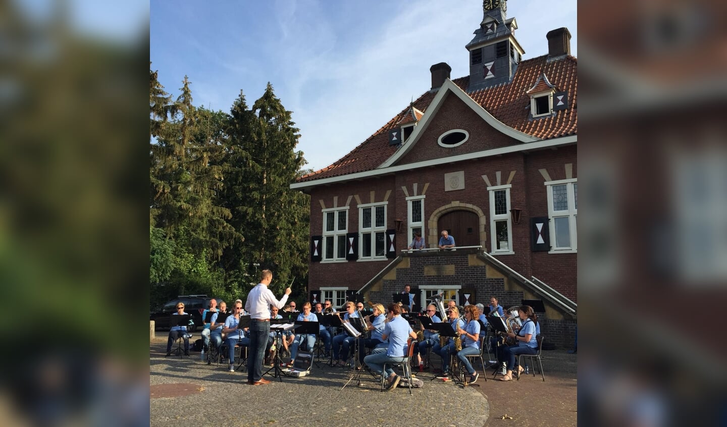 Harmonieorkest Manderen treedt op in de Twee Marken.