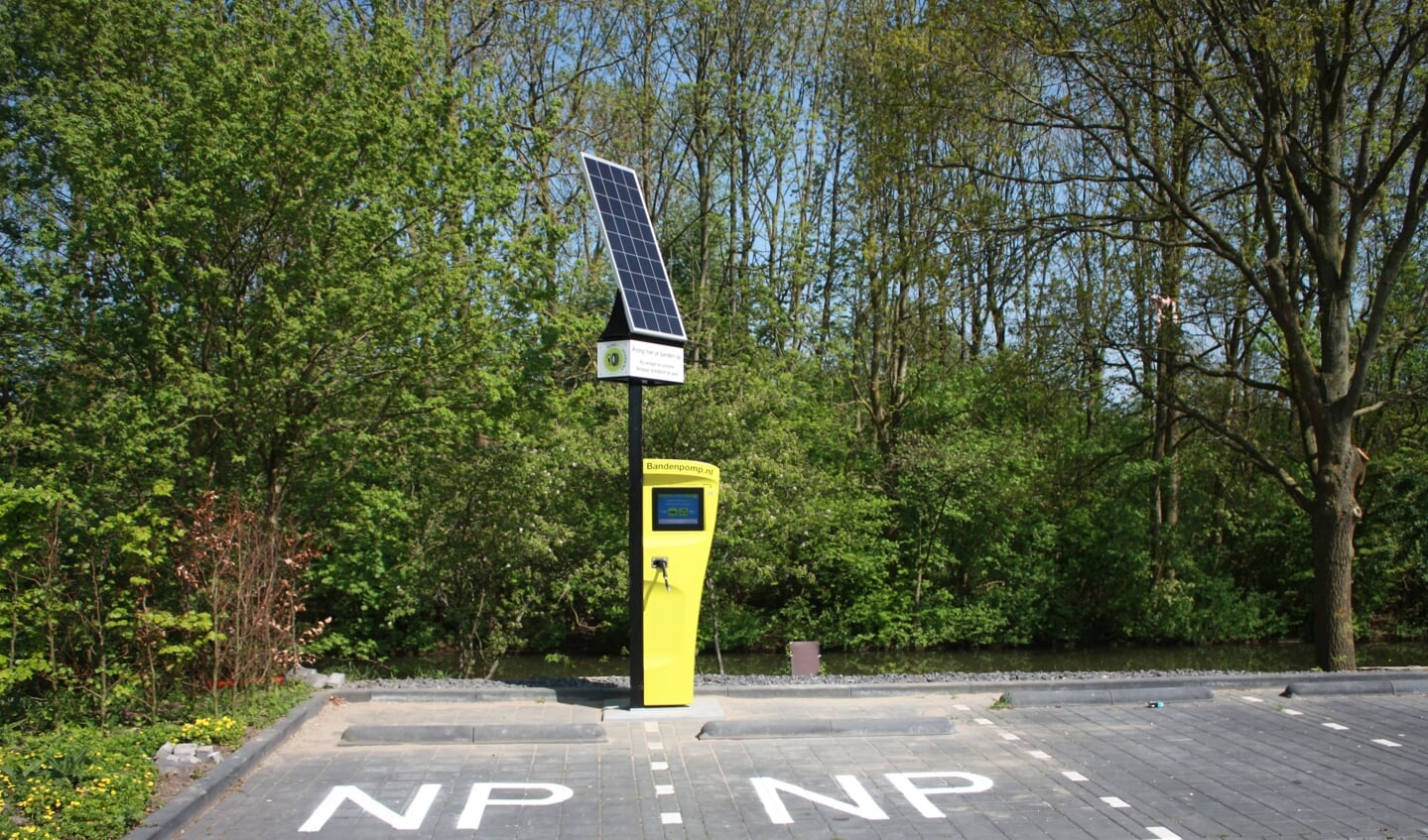 De slimme bandenpomp is op de parkeerplaats achter het gemeentehuis te vinden.