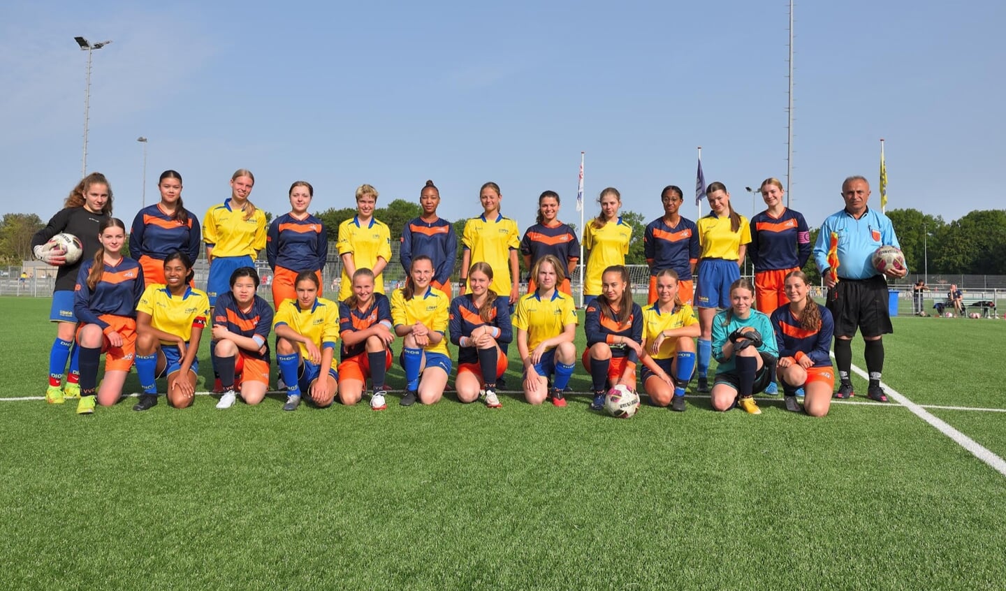 De teams van MO20- 1 en MO20-2 nog in hun eigen tenue. Komend seizoen is het VVC-DIOS.