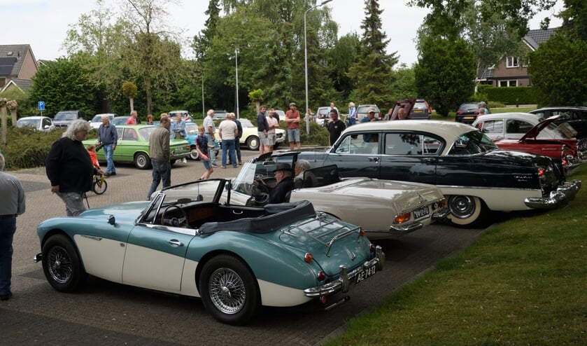 Ruim vijftig mooie oude auto’s bij Stroese Oldtimerrit - Barneveldse