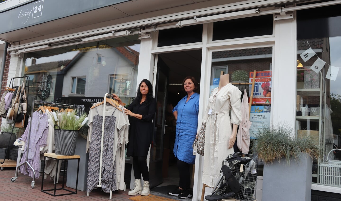 Riëtte Veenendaal en Desirée Verboom voor Living 24 aan de Voorstraat.