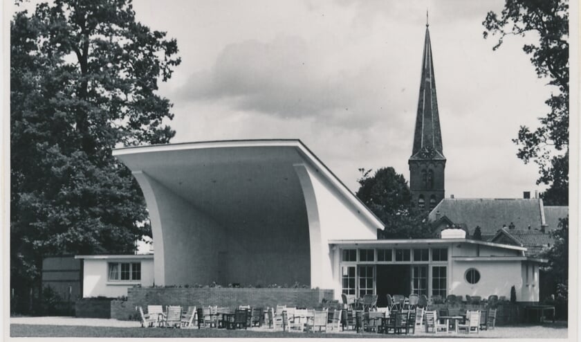 Paviljoen, podium. Op de achtergrond de Pauluskerk.