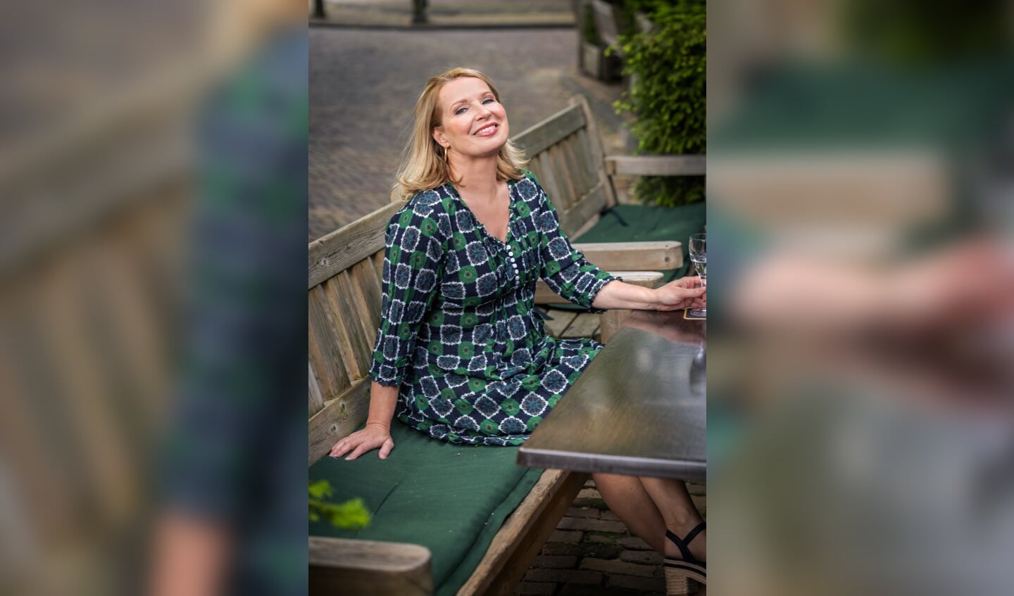 Sasja in een jurk (knielengte) van One Season