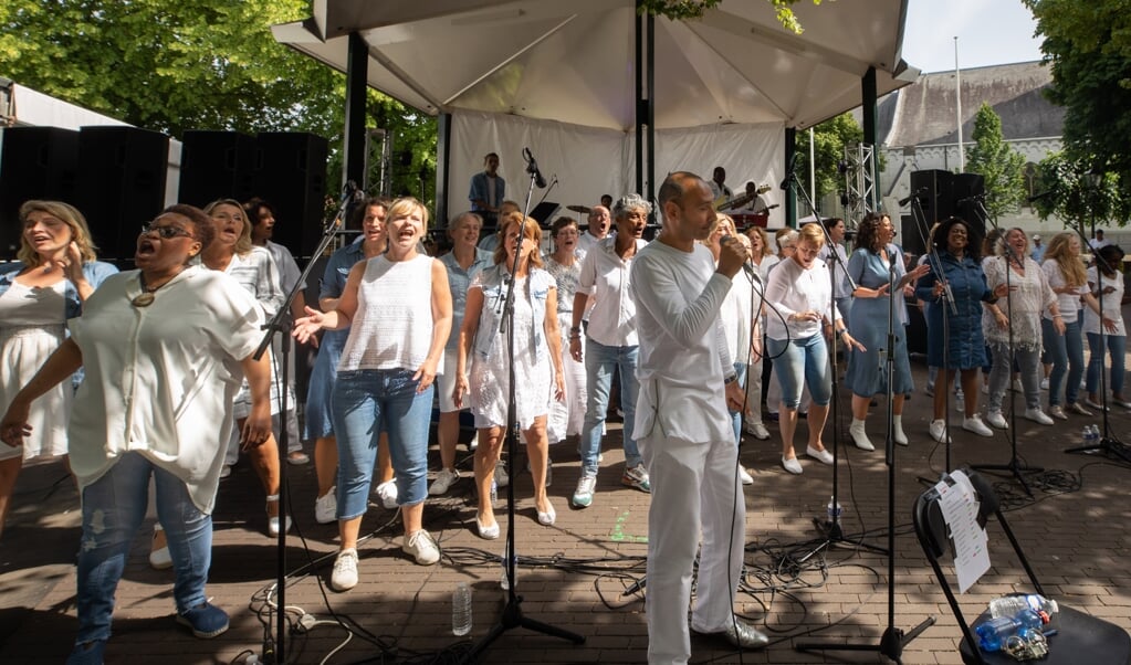 Friendship Gospel Choir trapte zaterdag Midsummer Celebration af op de Brink.