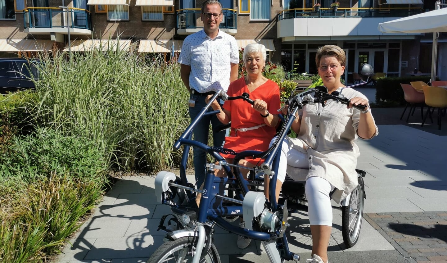 Corné de Korte, manager van zorgcentrum Pedaja, en Riet Ruitenberg, vrijwilligster, samen met Loes IJzerman van kringloop de Cirkel.
