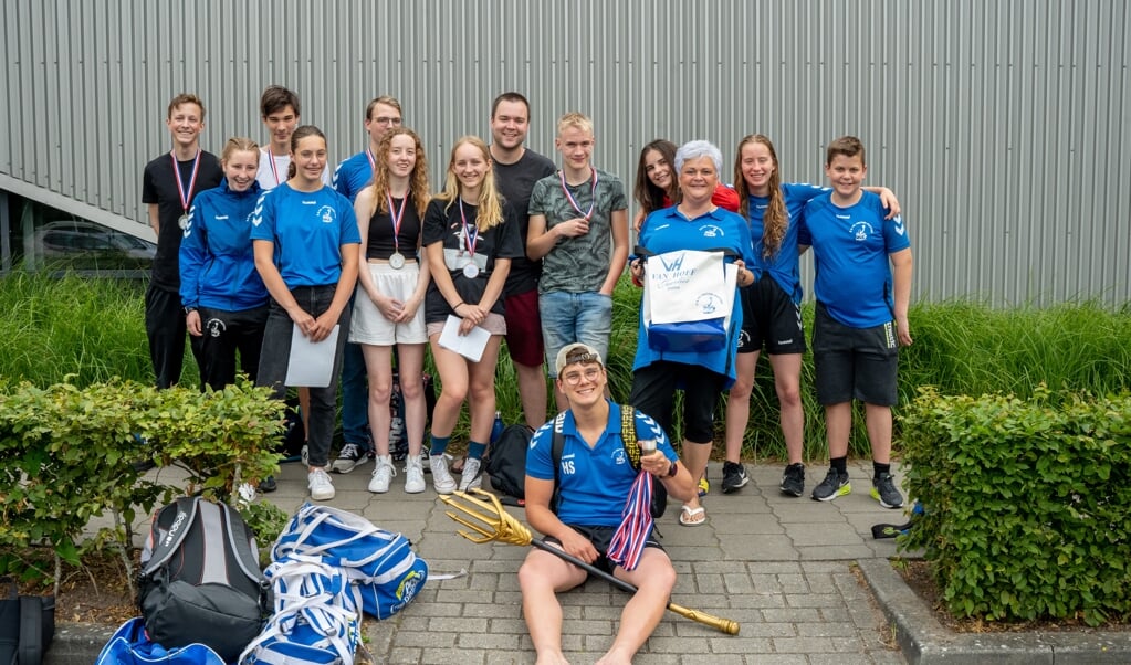 De zwemmers en coach van Z & PC Triton Putten