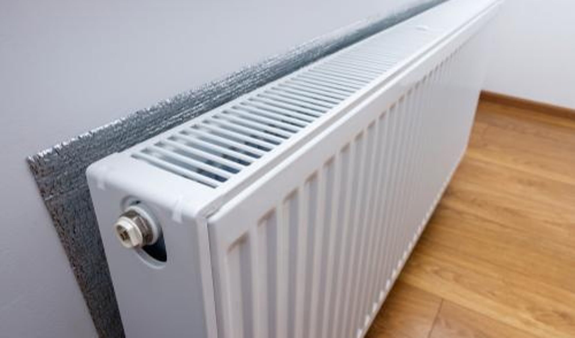 Plaatsing van radiatorfolie is een van de tips om te besparen op de energiekosten.