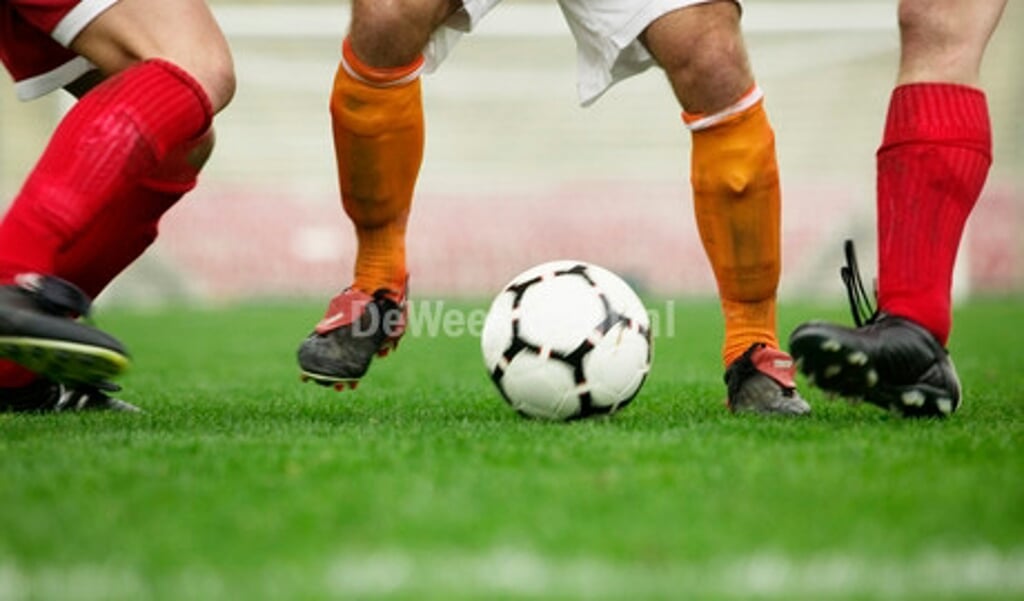 27 Apr 2004 --- Soccer Player Dribbling Between Defenders --- Image by © Royalty-Free/Corbis