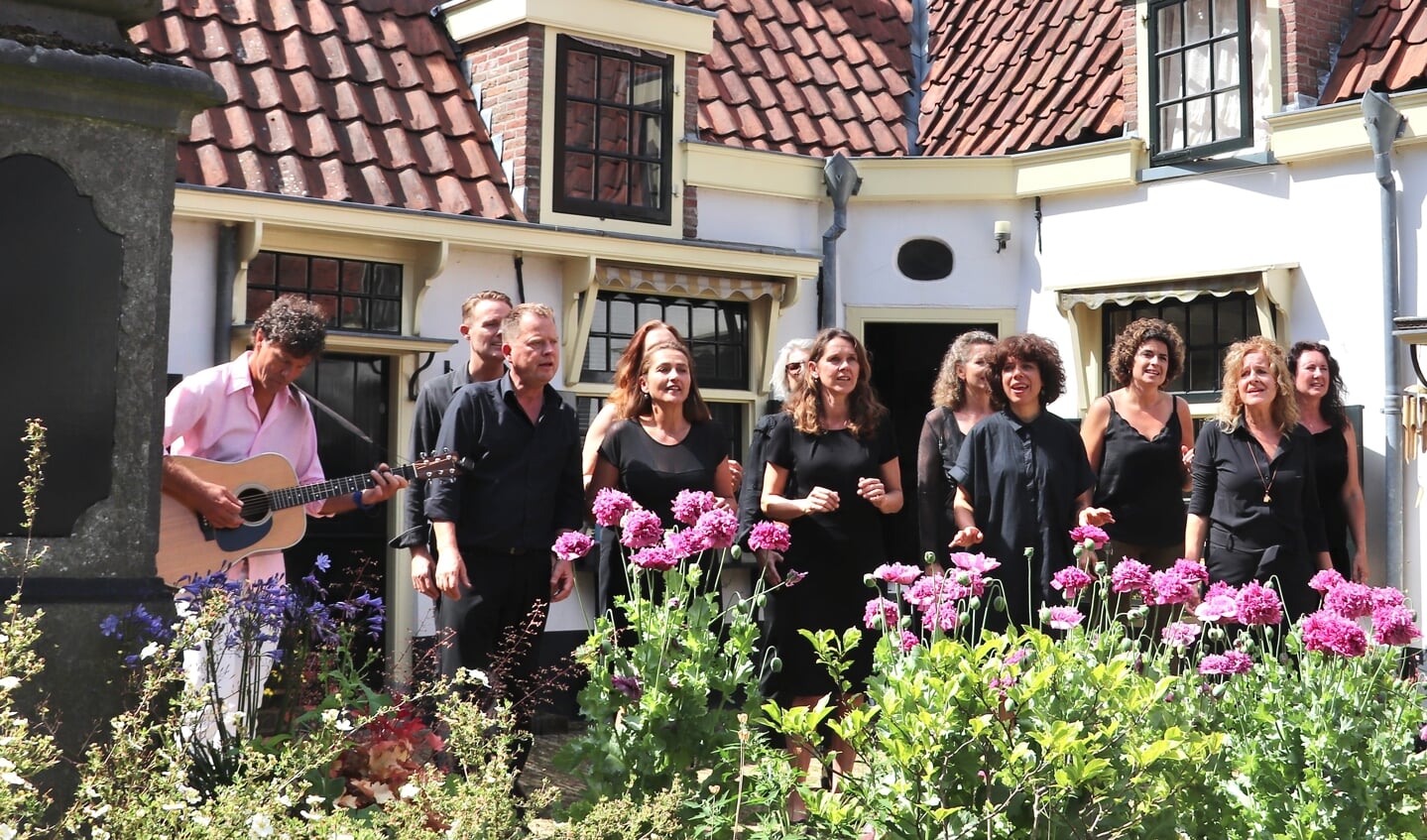 Gospel- en soulkoor Rise & Shine in hofje van Loo.