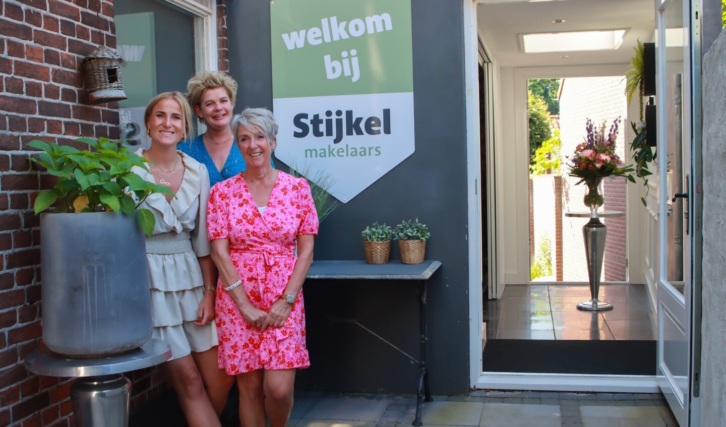 Team Stijkel op de nieuwe locatie: (vlnr) Romy Brouwer, Marieke Stijkel en Gerda Dooijeweerd.