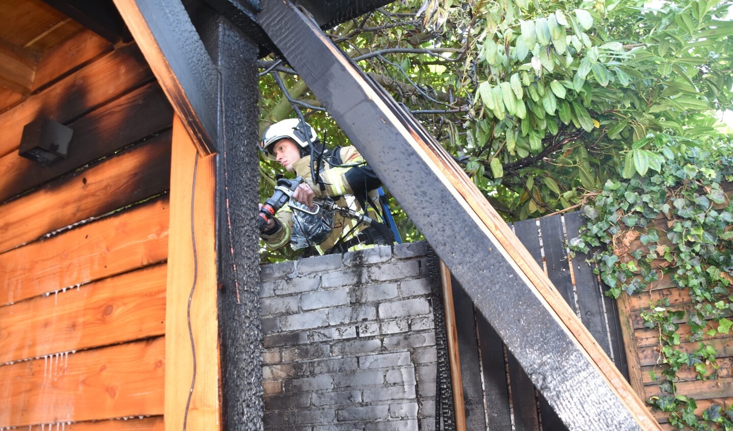 Toen de brandweer arriveerde hadden bewoners de vlammen al gedoofd.