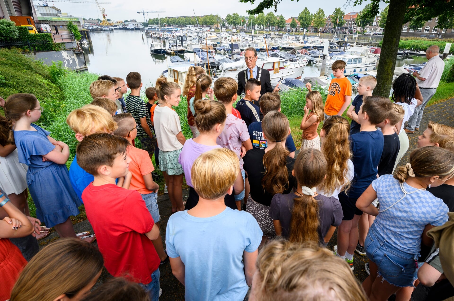 Burgemeester vertelt over gevaren zwemmen in de haven van Sliedrecht. 