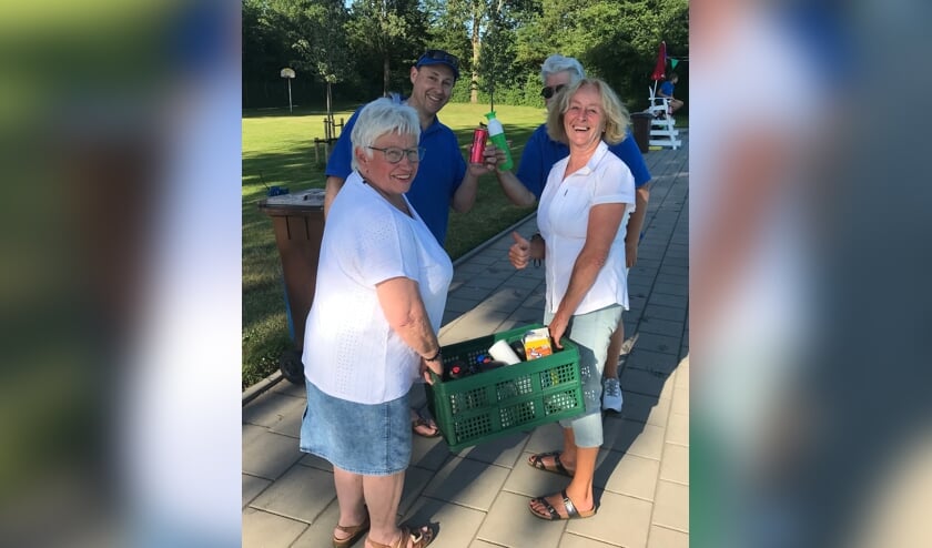 De vrijwilligers zorgen voor de catering.