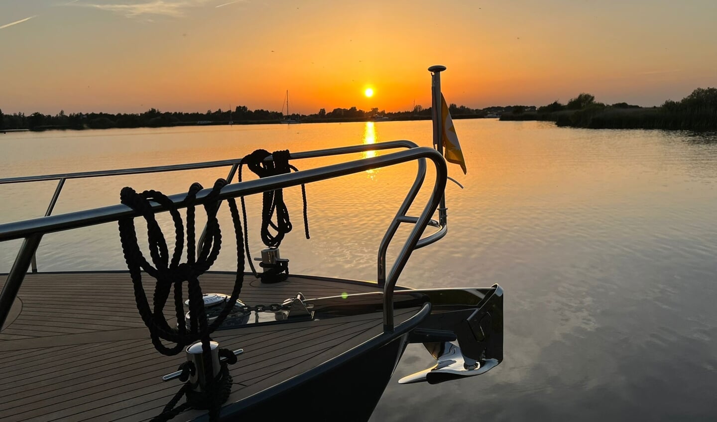 Tineke van Westrenen: 'Een mooie zonsondergang op de Friese meren ter hoogte van Terherne op 17 juni 2022 tijdens onze vaarvakantie'