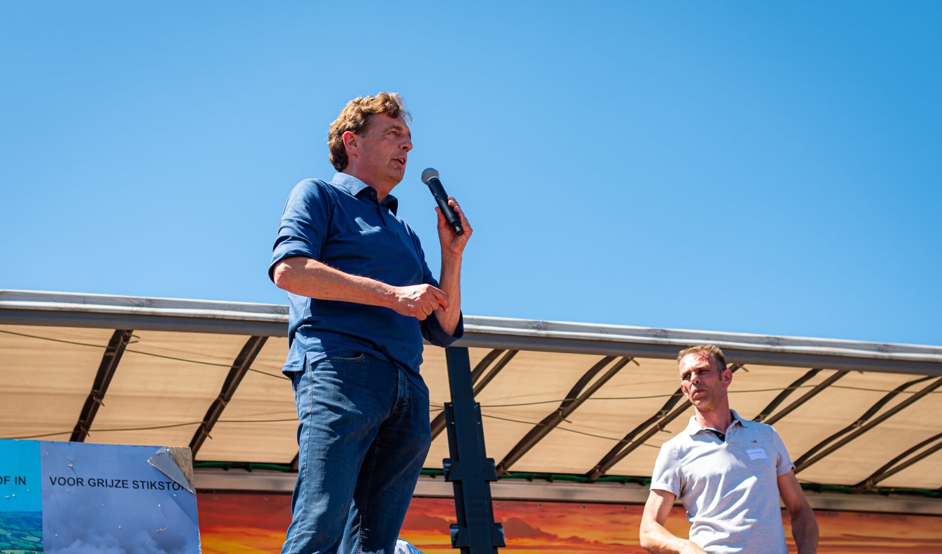 Burgemeester van Ede René Verhulst houdt een toespraak op het podium bij het boerenprotest.