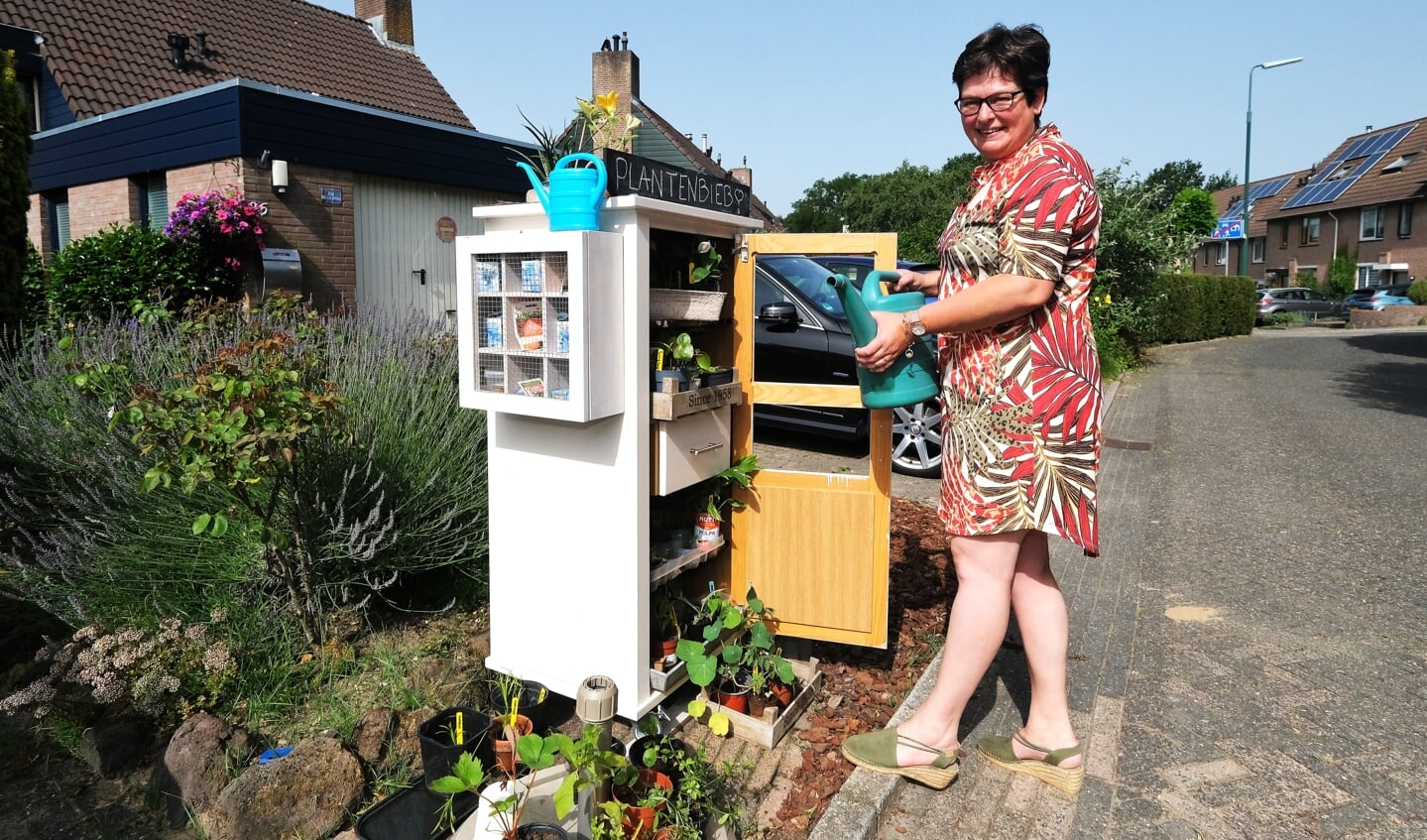 Dagmar van Kins bij haar plantenbieb die inmiddels alom bekend is in Rhenen.