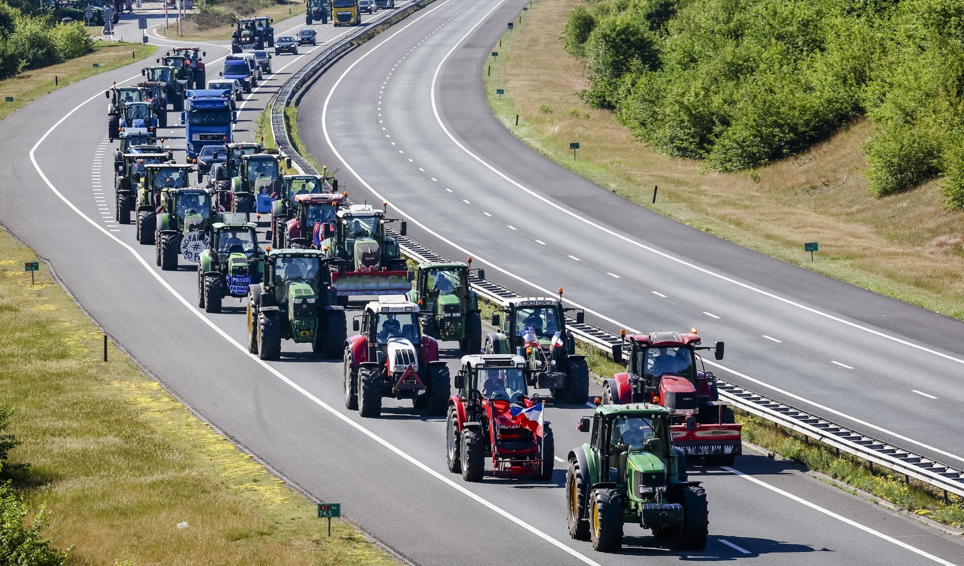 Boeren vertrekken via de snelweg A1, na afloop van de landelijke protestactie in Stroe.