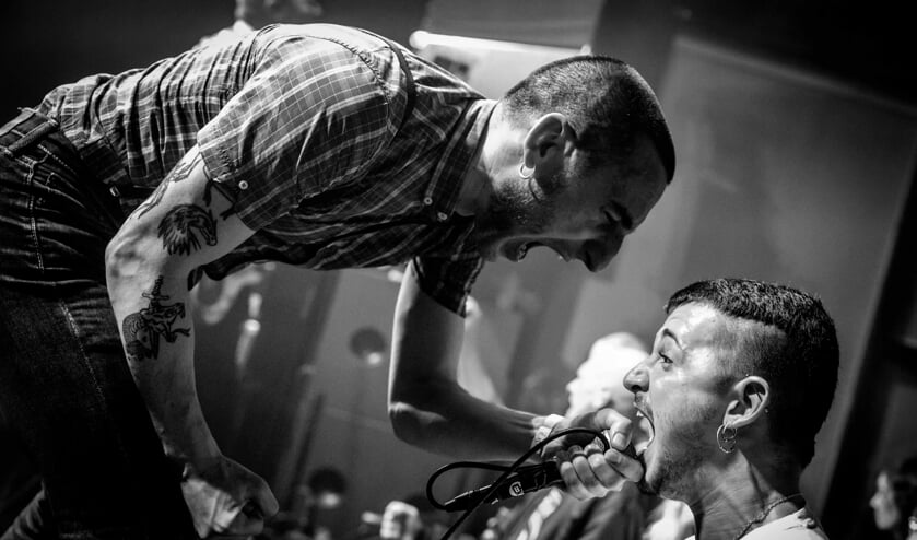 De zanger van de Spaanse punkband Kaleko Urdungak spoort het publiek aan.