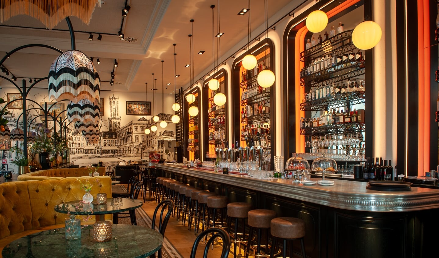 Grand Bar & Brasserie Marie in Utrecht met de speciaal in Frankrijk gemaakte vijftien meter lange bar van zink.