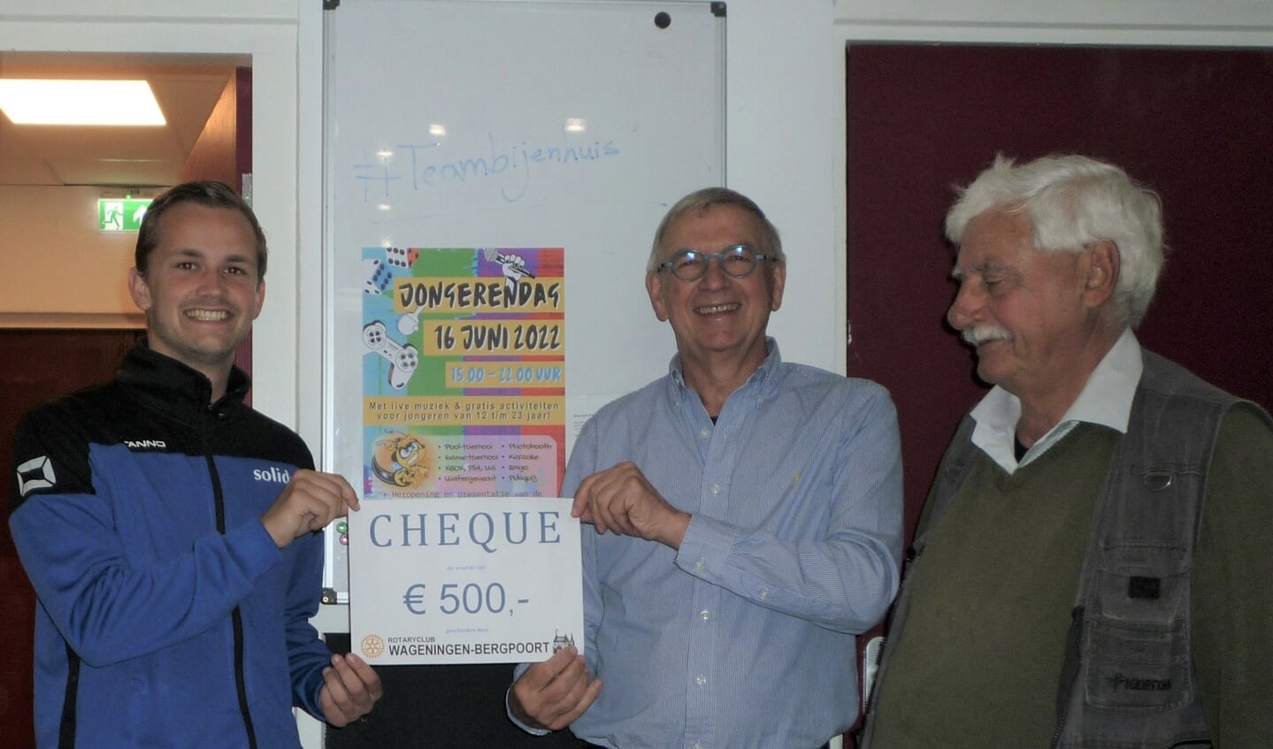 Maikel Geerlings van Solidez is blij verrast met de cheque van Rotaryclub Wageningen – Bergpoort (Jack Kraijkamp/Kees Hopmans). 