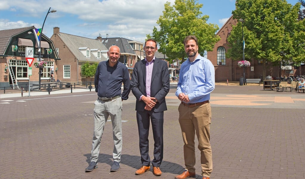 De drie predikanten tijdens de openluchtdienst morgen in Voorthuizen: Atze Buursema, Rien Teeuw en Arjan Berensen.