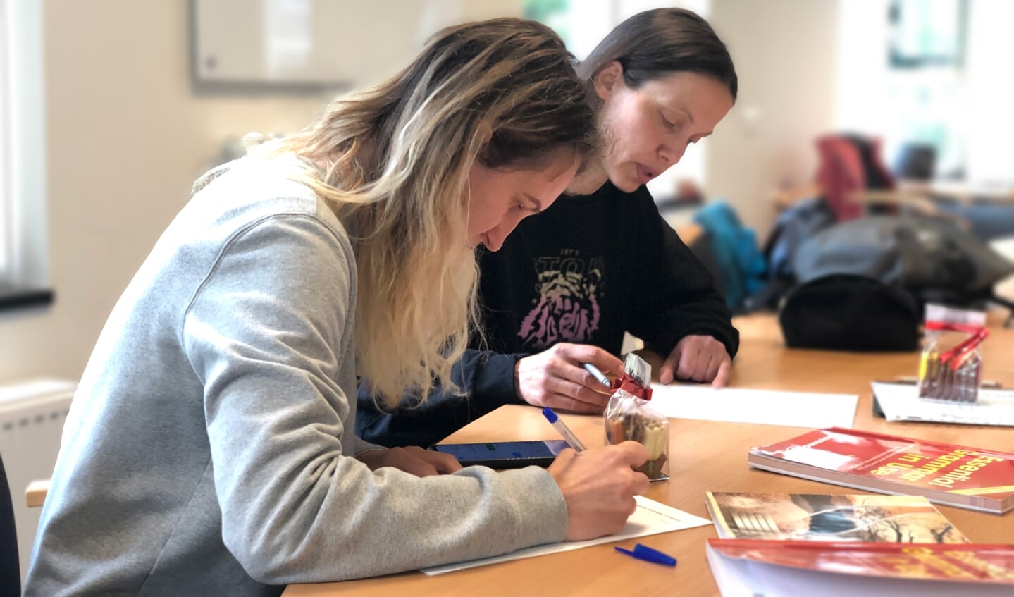 Olga (l) en Anastasia ebben veel gehad aan het Steunpunt van VluchtelingenWerk.