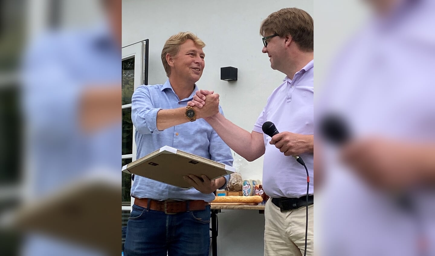 Jeroen van Tol (links) kreeg de oorkonde uitgereikt door voorzitter Sander Geytenbeek.