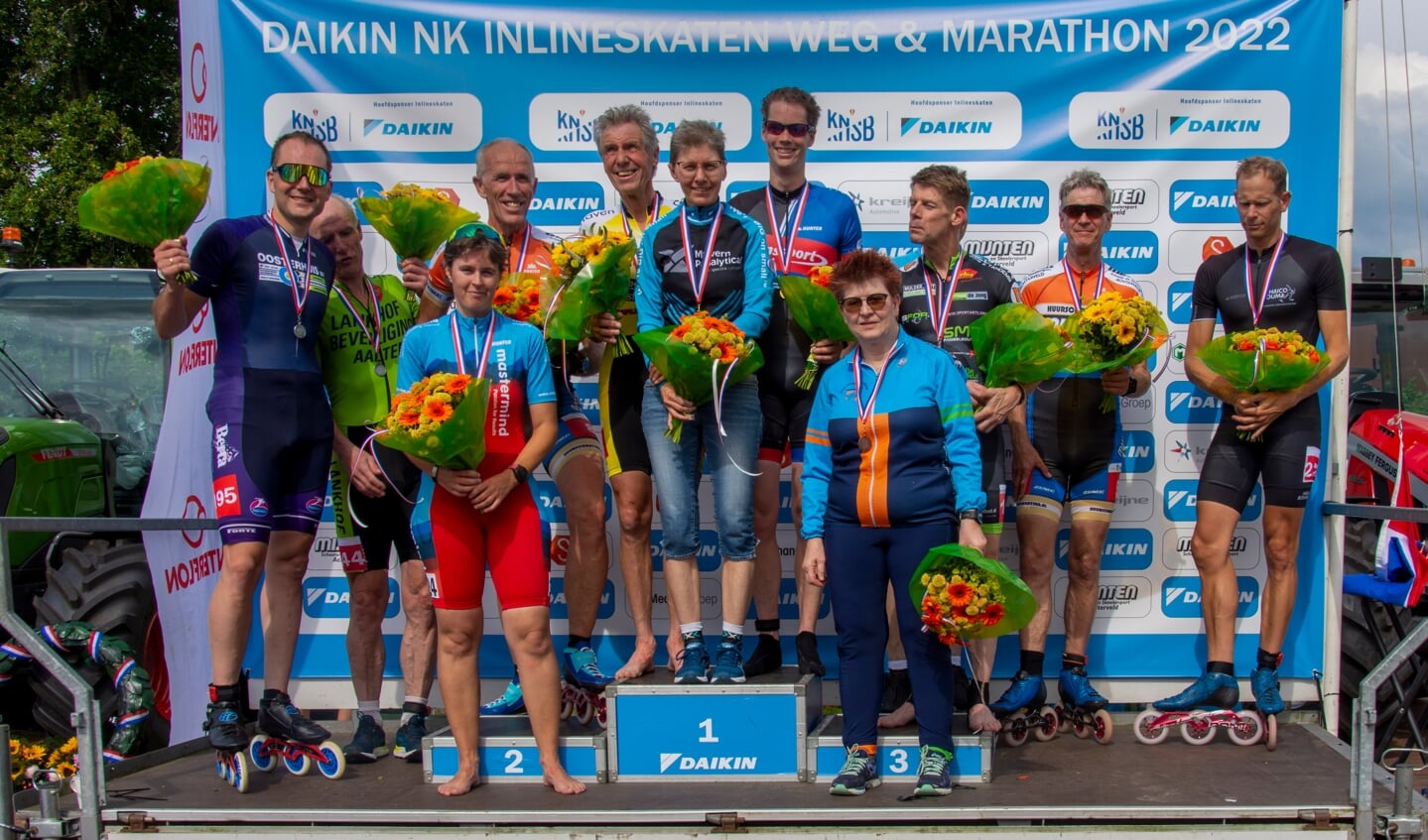 Jan Heuver uit Voorhuizen (tweede van rechts) wist de bronzen medaille binnen te halen bij de Marathon Masters 60-plus.