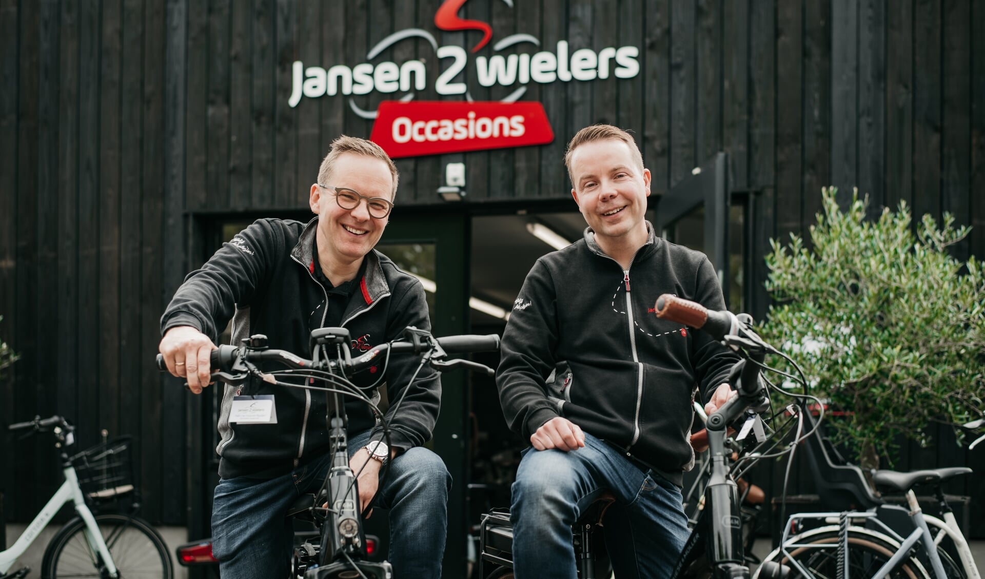 Ronnie (links) en Jeroen merken dat gebruikte fietsen steeds populairder worden.