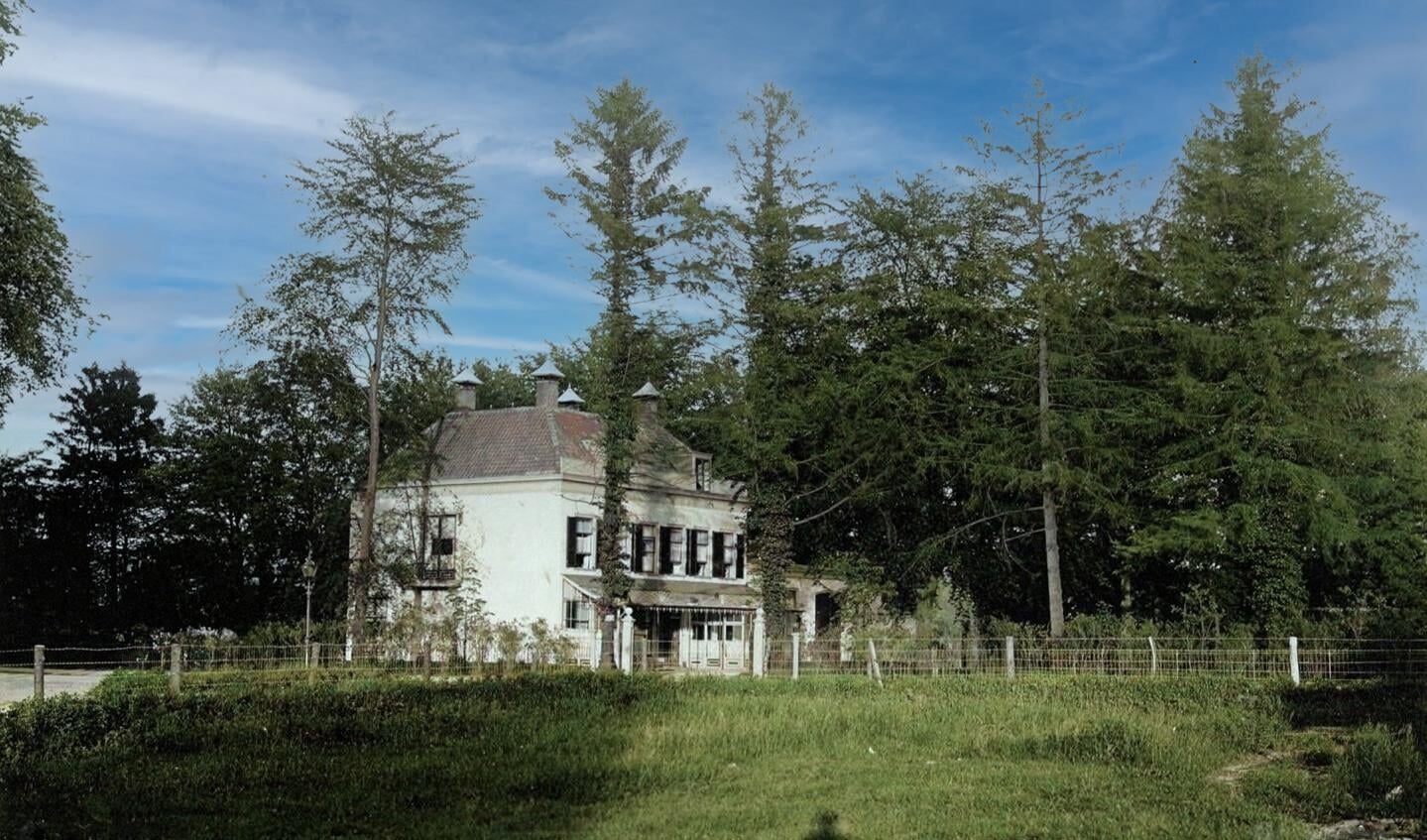 Huize Beekestein werd gebouwd in de achttiende eeuw en stond destijds geheel vrij en was omringd door een fraai landgoed, de Kokjesbongerd genoemd.