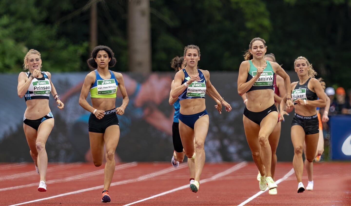 Celine van Heerikhuizen (tweede van links) tijdens haar bronzen race op de 800 meter tijdens het NK Atletiek.