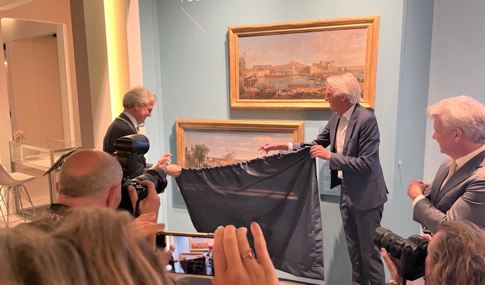 Burgemeester Lucas Bolsius (links) en Amersfoort in C-directeur Paul Baltus onthullen de aangekochte werken van Van Wittel op de beurs in Maastricht.