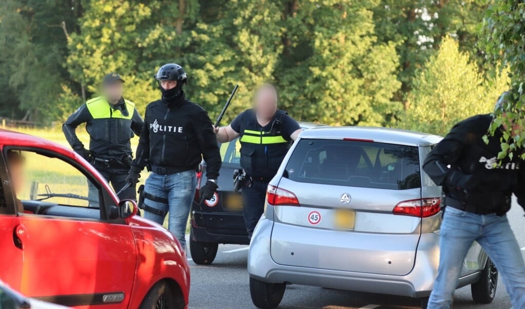 Agenten met wapenstok op de Garderbroekerweg in Kootwijkerbroek.
