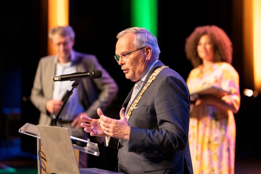 Burgemeester Jan Luteijn tijdens zijn toespraak.