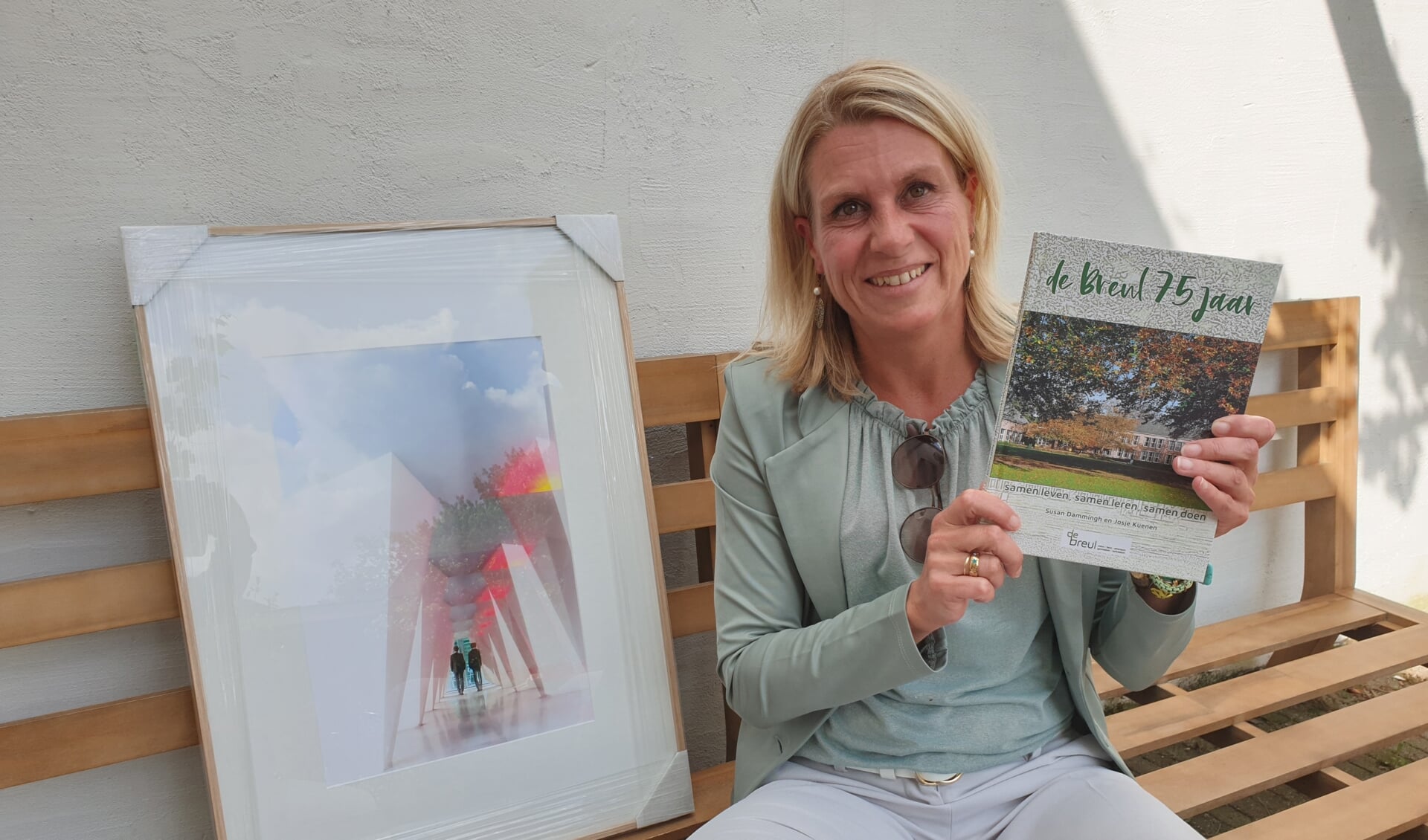Susan Dammingh met het jubileumboek van De Breul, waarvoor zij veel foto's maakte.
