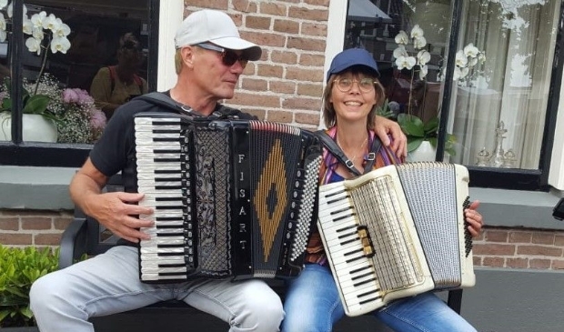Het duo ‘Peter  & Deanne’ zorgen zaterdag 25 juni voor een gezellige sfeer op het Henk Deysplein in Rhenen.